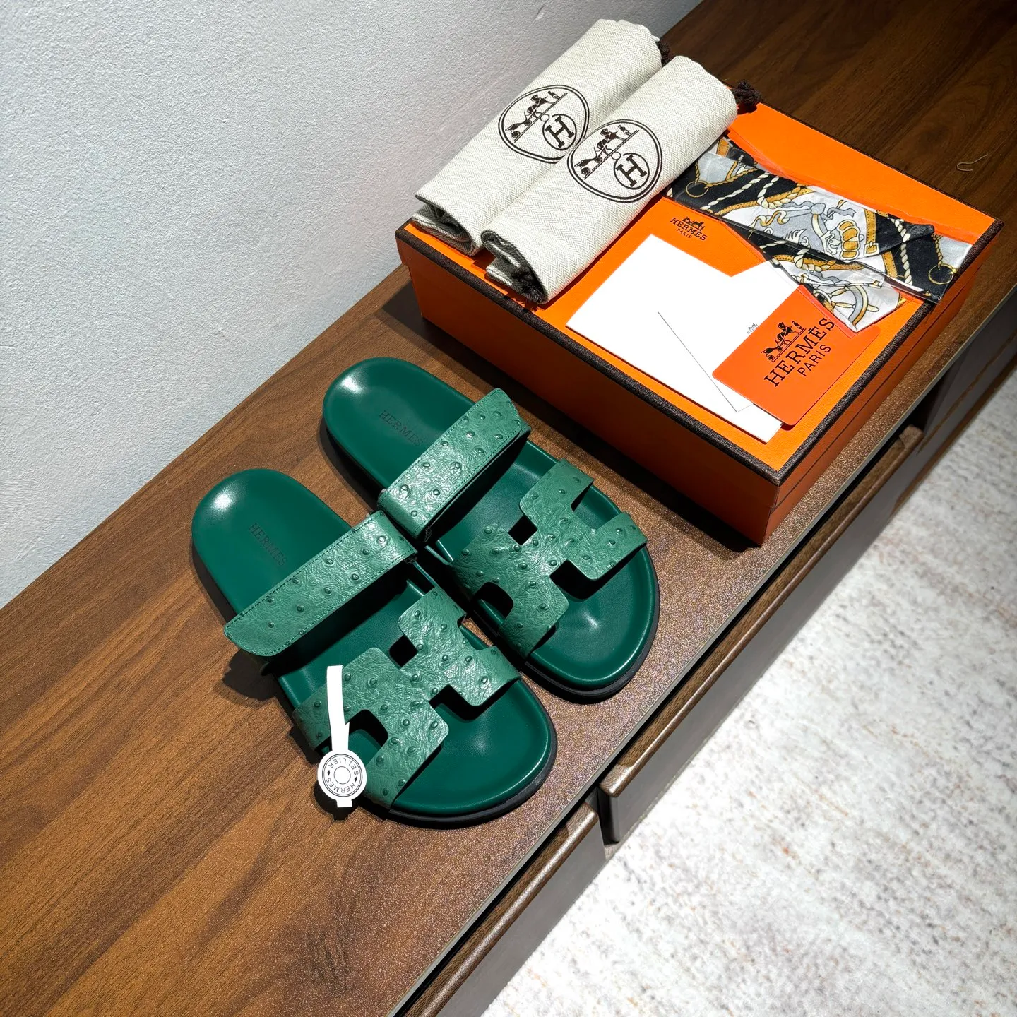👟👟Ex-factory price 520👟👟 Men's size +10 Brand💗: HERMES Number💗: H8018-210199 Color💗: Ostrich pattern new color system Size 💗: 35 to 40 38-45 Upper material: imported calfskin Outsole material: Tpu anti-slip and wear-resistant outsole 🆕🆕🆕HERMES 2025 latest color matching, original purchased and dismantled, imported custom fabrics. All colors have been adjusted N times, striving to be zero different from the original! The top version for women 💰 Erjie's shoes that have become extremely popular recently - chypre sandals, which are comfortable for all ages and are cute and cute. Paired with various colored socks, it’s so trendy